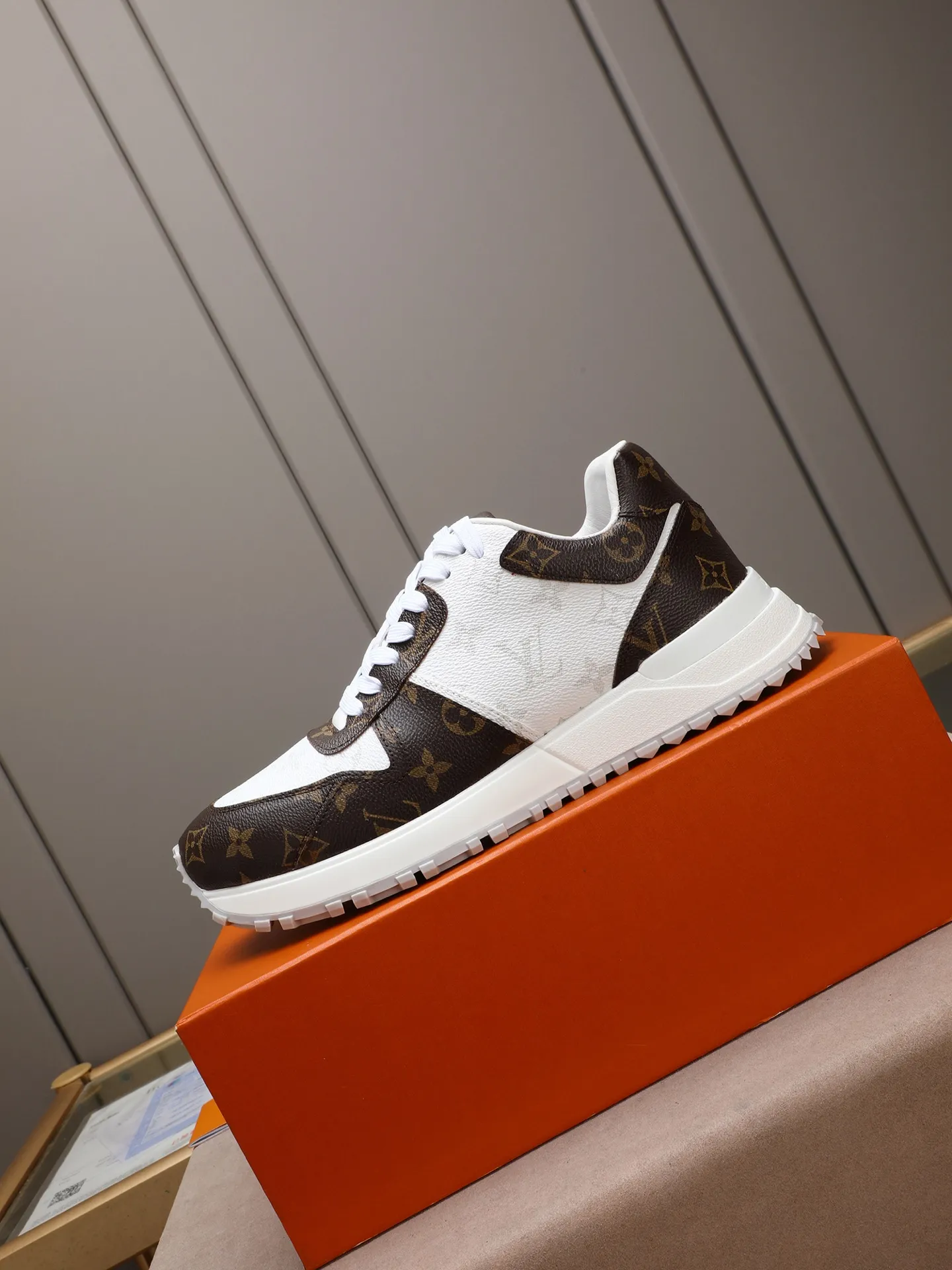 Men's Shoes 💰660 L The Run Away Maxi sneaker debuts in the 2025 collection and continues the iconic design of the Run Away sneaker. The smooth cowhide leather upper features contrasting LV lettering and Vuitton logos, and a lightweight rubber wedge outsole evokes running shoe construction. High level of comfort. Looks good, wears well and matches well. Worth buying! 7 color selection size: 39-44 (45 customized)